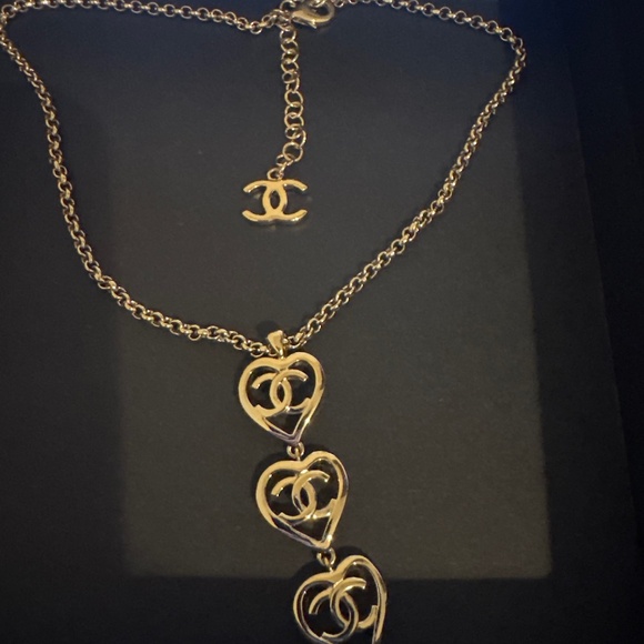 CHANEL Jewelry - Chanel 22P CC Triple heart necklace